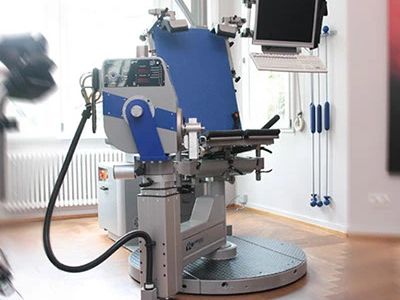 Behandlungsraum mit isokinetischem Trainingsgerät