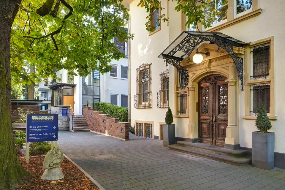Eingang der Physiotherapie-Praxis REHA in der Ortho-Klinik Rhein-Main, Frankfurter Straße 108 in Offenbach am Main